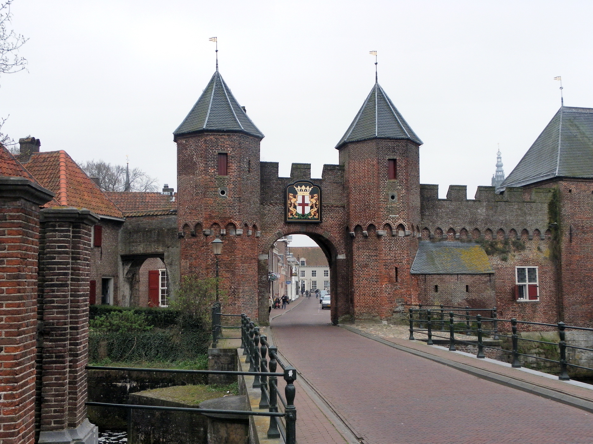 Tapeta Holandia Koppelpoort medieval gate in the Dutch city Amersfoort miasto 1920x1440 Miasta