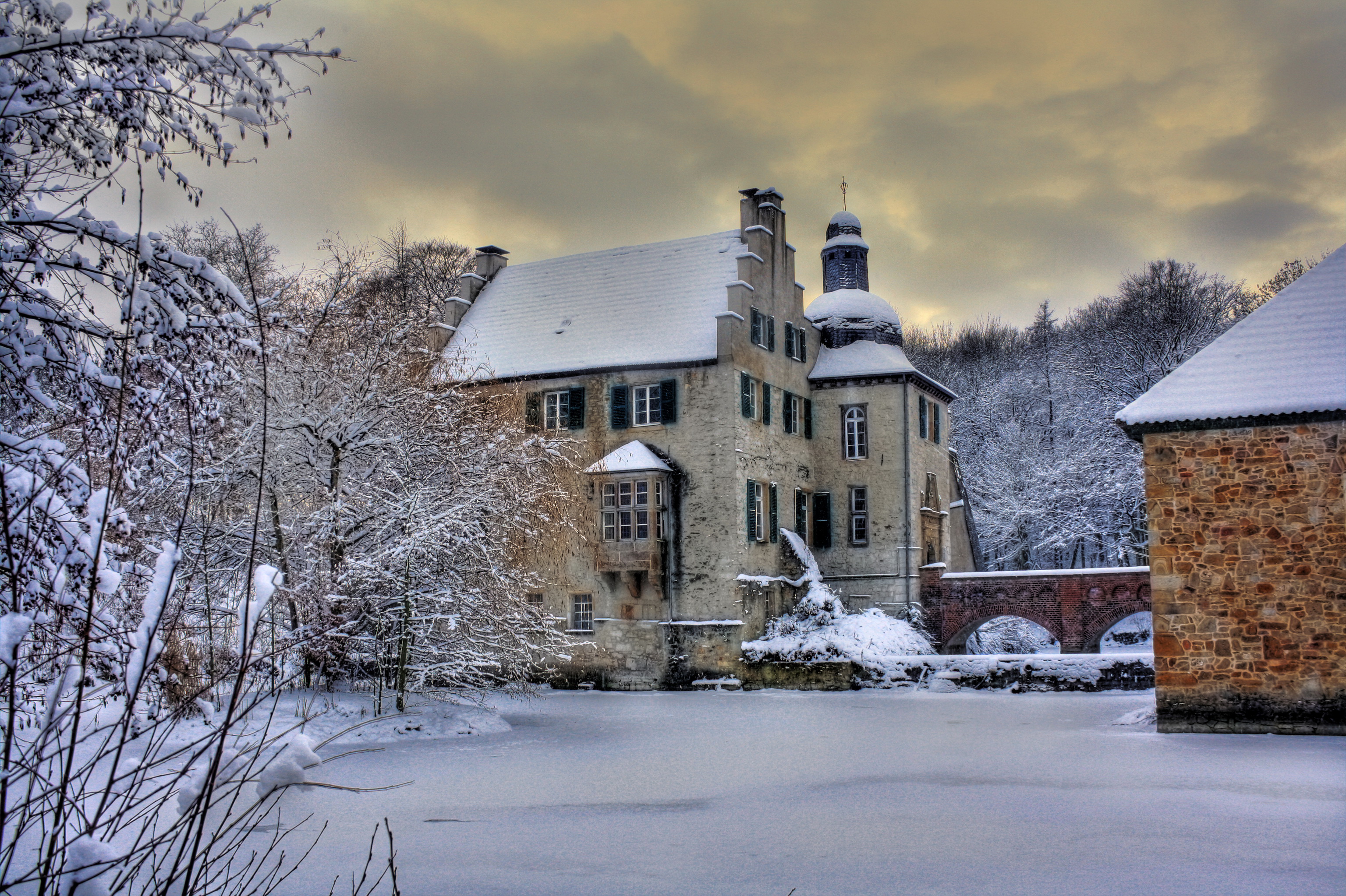 Картинка Германия  Dortmund Dellwig HDR Зима замок снега город сезон года HDRI Замки зимние Снег снегу снеге Города Времена года