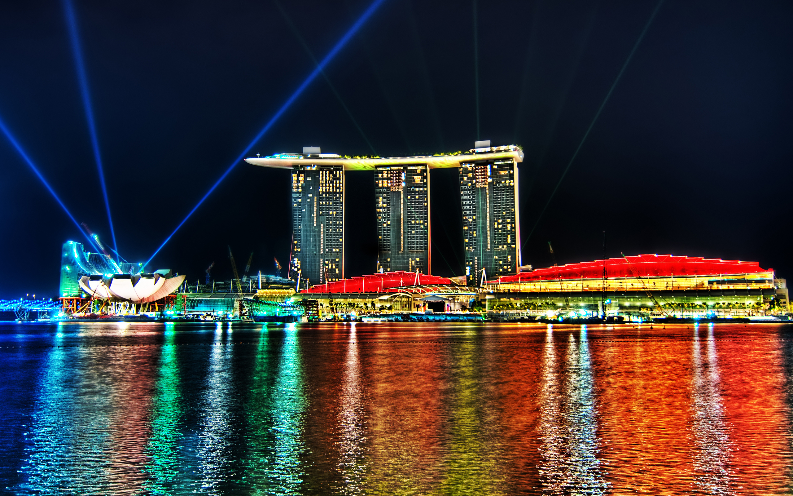 Bakgrunnsbilder Lysstråler Singapore Natt kystlinje Byer 2560x1600 Kyst byen en by