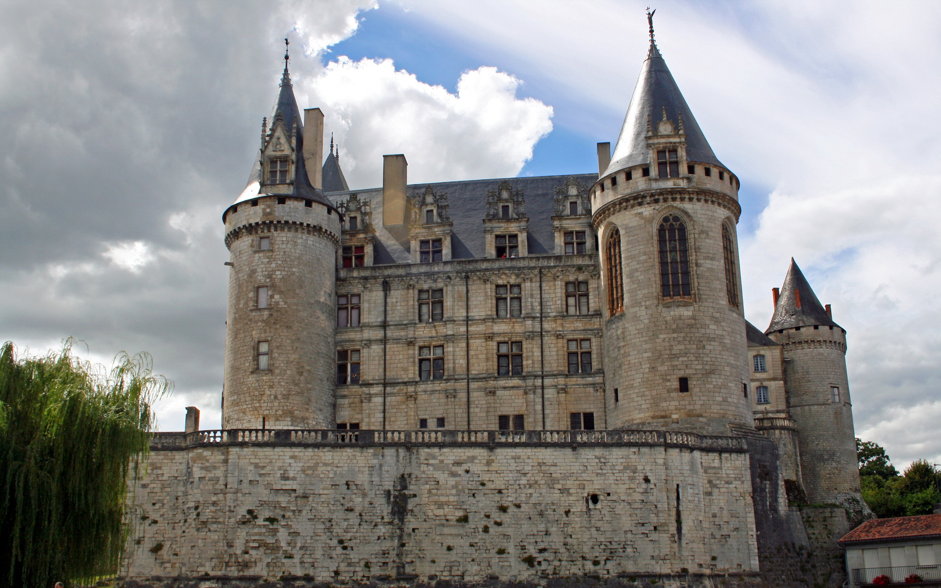 Фотография Франция Chаteau de La Rochefoucauld замок Города 1920x1200 Замки город
