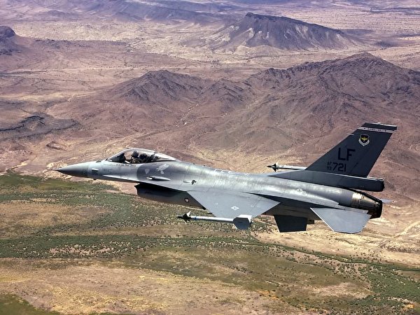 Foto Aereo da caccia aereo F-16 Fighting Falcon F-16C Aviazione 600x450 Aerei