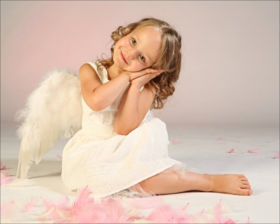 Desktop Hintergrundbilder Kleine Mädchen Flügel Kinder Engel Starren 562x450 kind Engeln Blick
