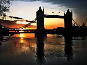 Sfondi desktop Ponte Regno Unito Albe e tramonti Silhouette Torri Città