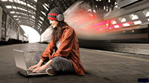 Фото Ноутбуки Шапки Наушники Сидит station молодые женщины