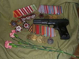 Обои для рабочего стола Пистолетом Российские Медали военные