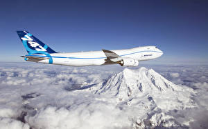 Bureaubladachtergronden Vliegtuig Passagiersvliegtuig Boeing 747 Luchtvaart