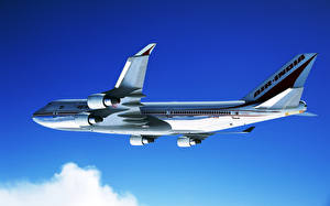 Bureaubladachtergronden Vliegtuig Passagiersvliegtuig Boeing Boeing-747 Luchtvaart