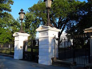 Bureaubladachtergronden Verenigde staten Washington D.C. Een poort White House Front Gate een stad