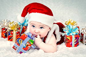 Fonds d'écran Jour fériés Nouvel An Nourrisson Chapeau d'hiver Cadeaux Enfants