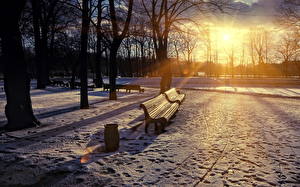Bakgrundsbilder på skrivbordet Årstiderna Vinter Park Gryning och solnedgång Snö Ljusstrålar Trädgårdsbänk Träd Natur