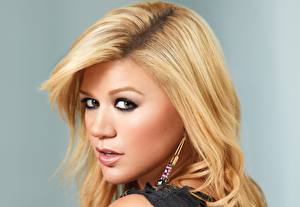 Desktop hintergrundbilder Kelly Clarkson Augen Blick Gesicht Blondine Ohrring Haar Musik Prominente Mädchens