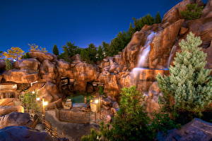 Sfondi desktop Parco Cascata Pietre Disneyland Lampioni Di notte California Natura