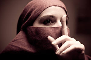 Tapety na pulpit Oczy Palce Wzrok Ręce Hidżab młode kobiety