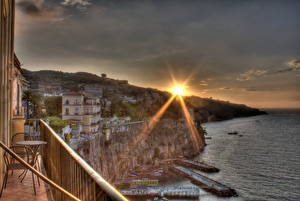Bakgrunnsbilder Italia Hus Himmelen Soloppganger og solnedganger Kyst Sorrento Lysstråler HDR Solen Byer
