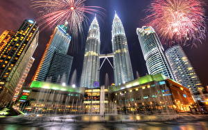 Hintergrundbilder Malaysia Feuerwerk Wolkenkratzer Springbrunnen Nacht HDR Kuala Lumpur Städte